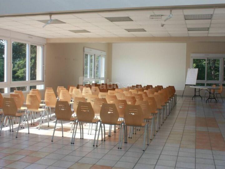 Salle 90 m²