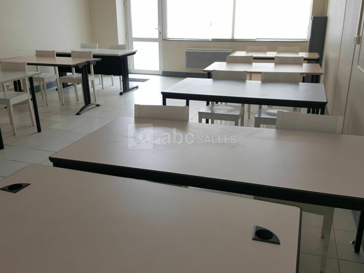 Salle de réunion spacieuse pour vos présentations à Auxerre