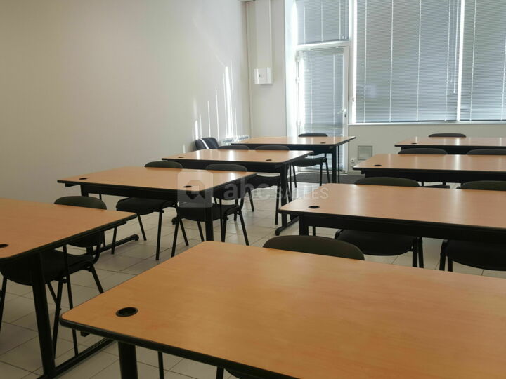 Salle de réunion spacieuse pour vos présentations à Auxerre