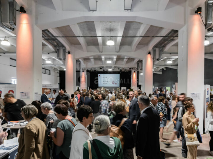 Salle 1960 - Scène centrale entre les piliers