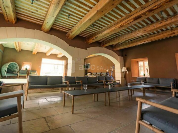 Salle sous la pergola