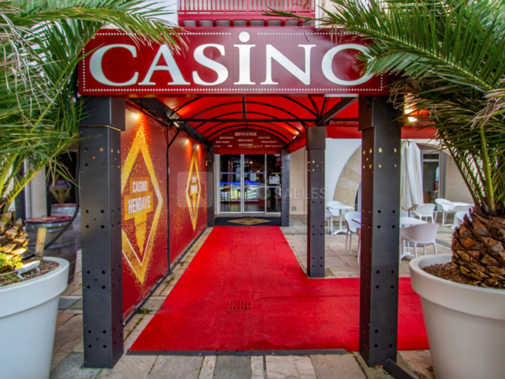 Restaurant intérieur + Terrasse