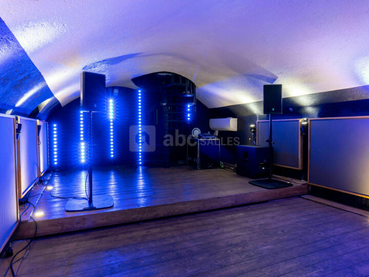 Salle au RDC + étage