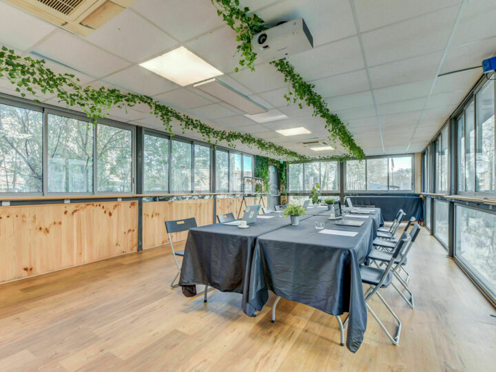 Salle de séminaire et d'activité sur l'eau.