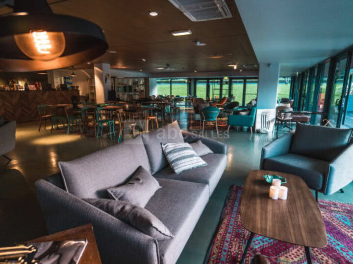Le Café - la Grande Salle & sa Terrasse