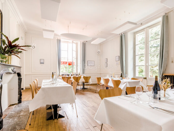 Grande salle de restaurant