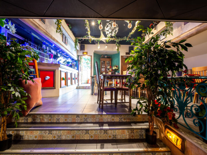 La salle de restaurant + La piste de danse + La mezzanine