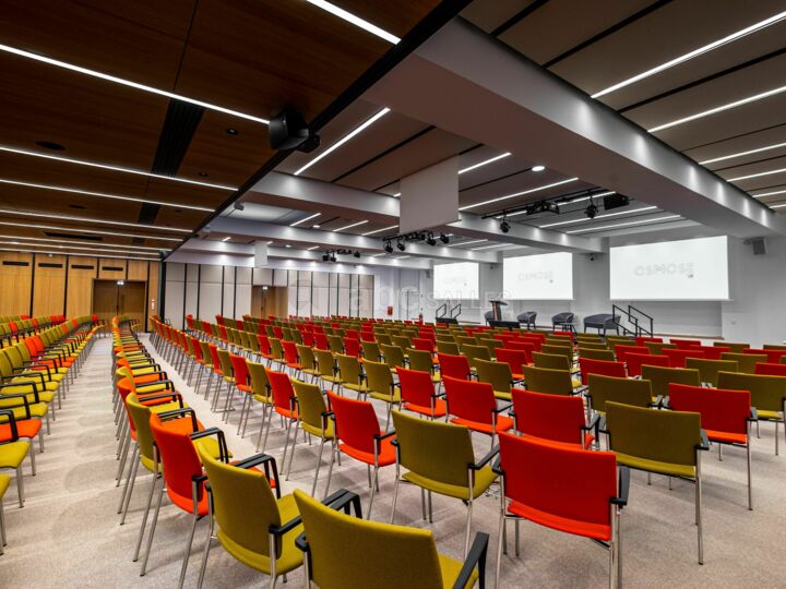 Auditorium 400 places