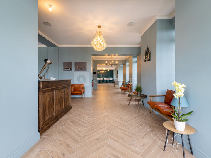 Hall / bar