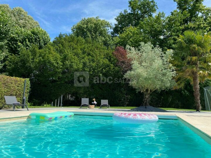 Piscine chauffée et sa terrasse