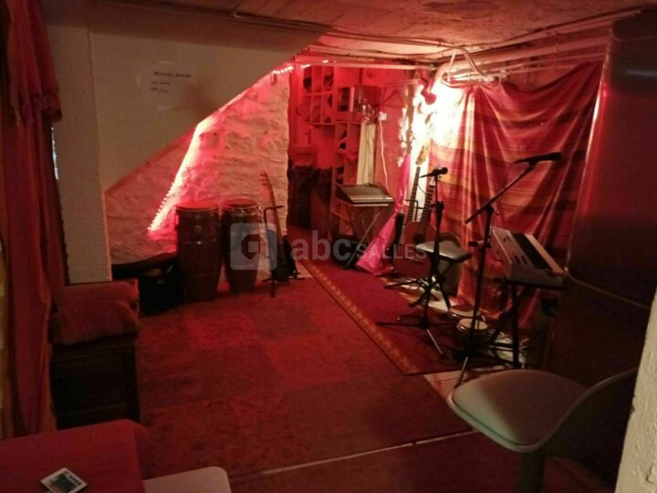 Bar, cabaret et 2 salles de massage au sous-sol
