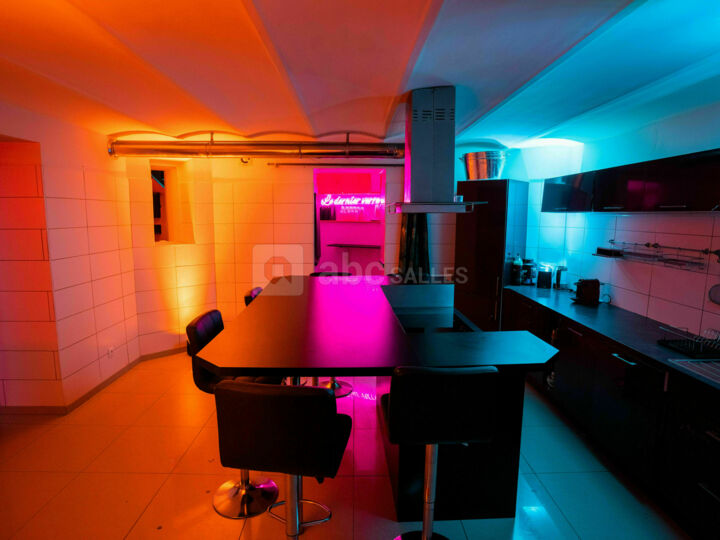 Cuisine équipée et bar