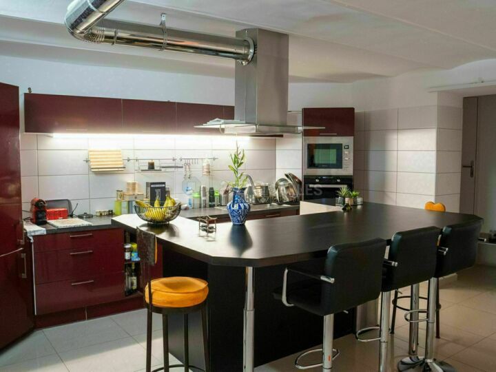 Cuisine équipée et bar