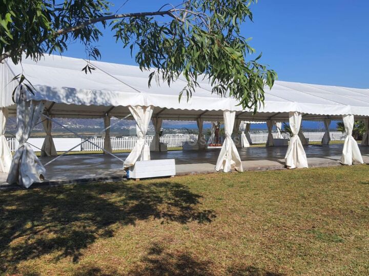 Salle de réunion sous chapiteau