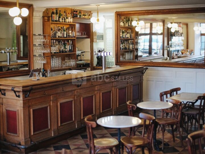 Salle de bar + restaurant + jardin intérieur
