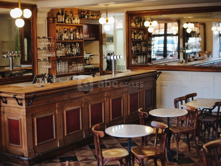 Salle de bar + restaurant + jardin intérieur