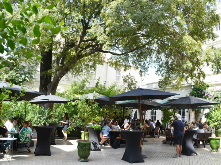 Café de la Panacée + patio extérieur