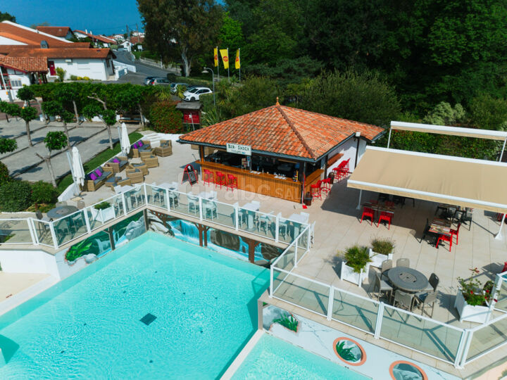 Terrasse Bar extérieur avec vue sur piscines