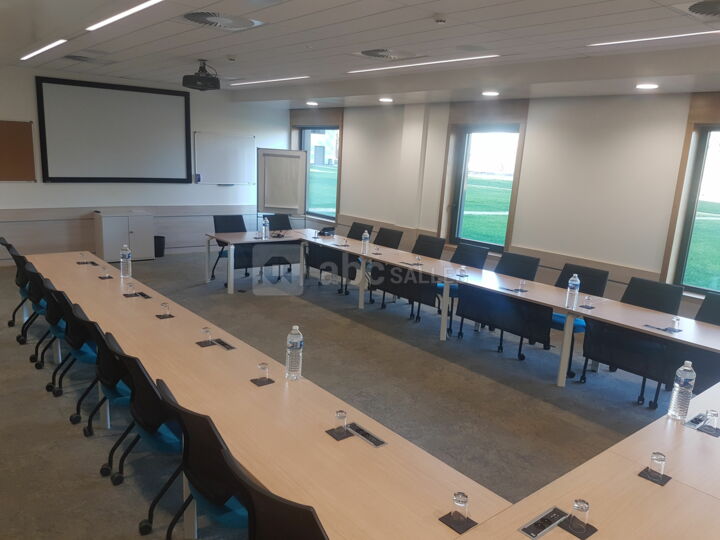 2 salles de 68 m² Q-R en U fixe