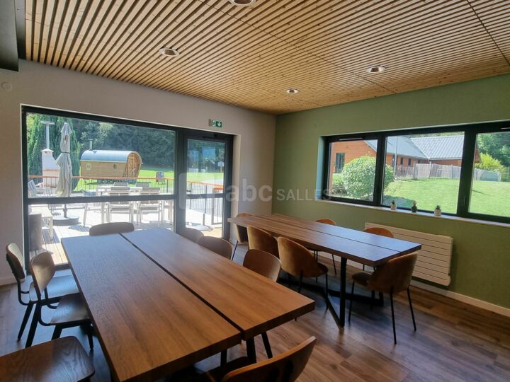 Salle avec cuisine
