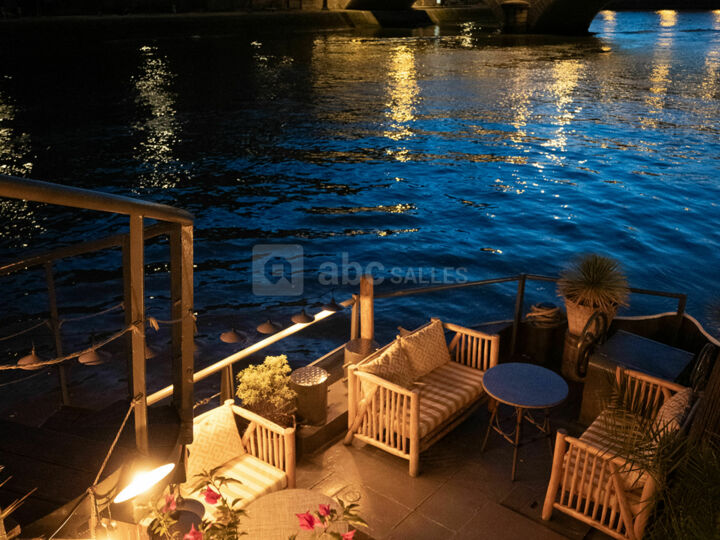 Salle de reception avec petite terrasse