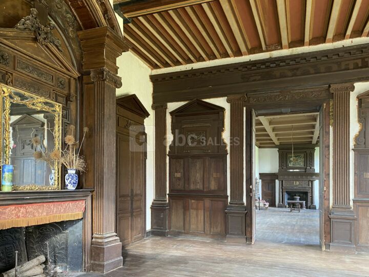 Salle avec piano