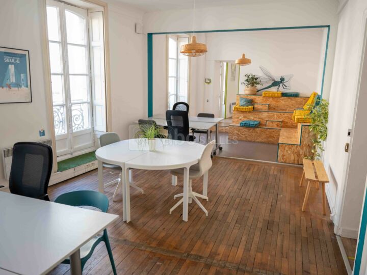 Grande salle lumineuse