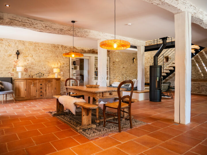 Salle avec coin bar