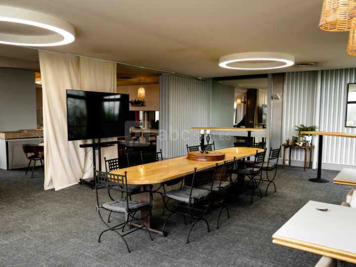 Grande salle de restaurant