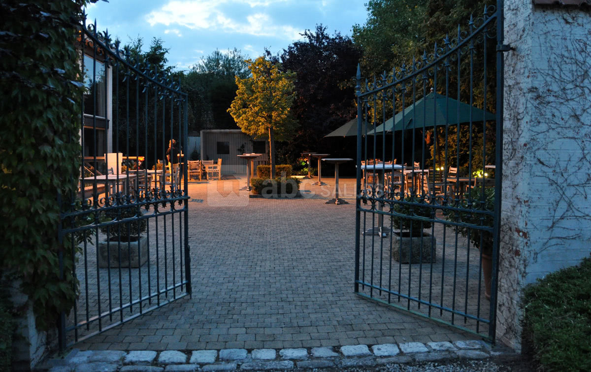 Une entrée des salons CORTINA, côté jardin
