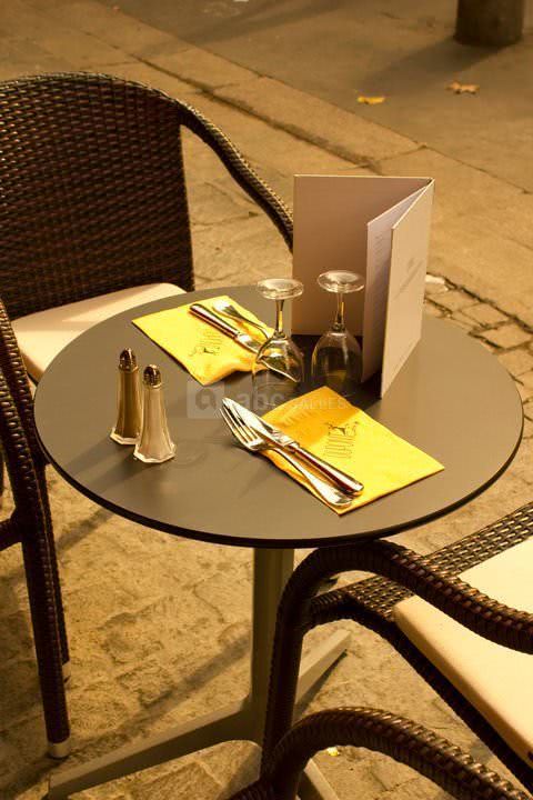 Table pour deux en terrasse