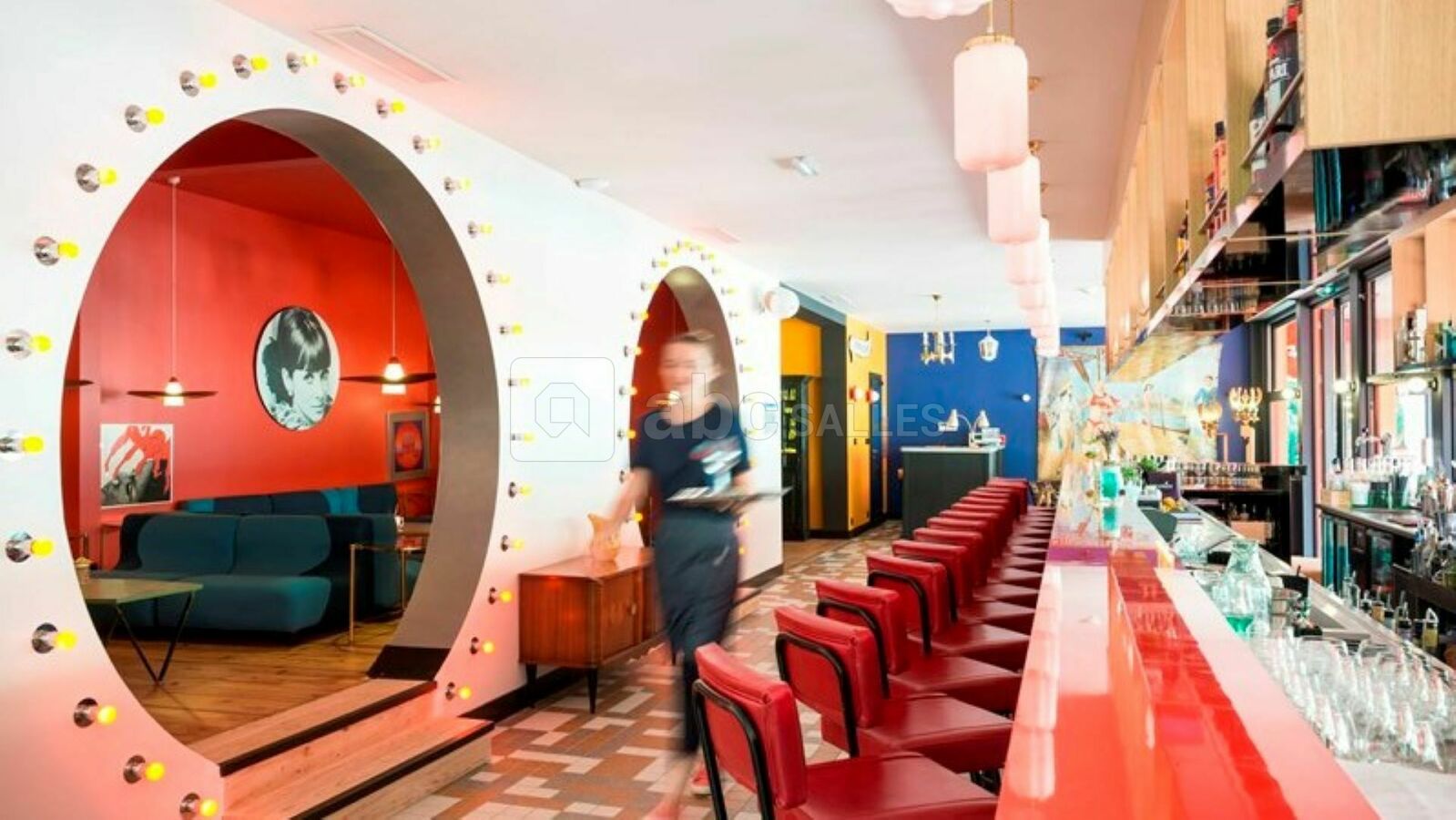 Bar avec vue salon Red-Wall