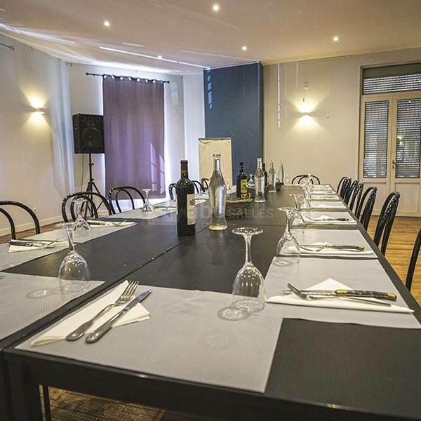 Salle de réception au 1er étage configuration repas à table