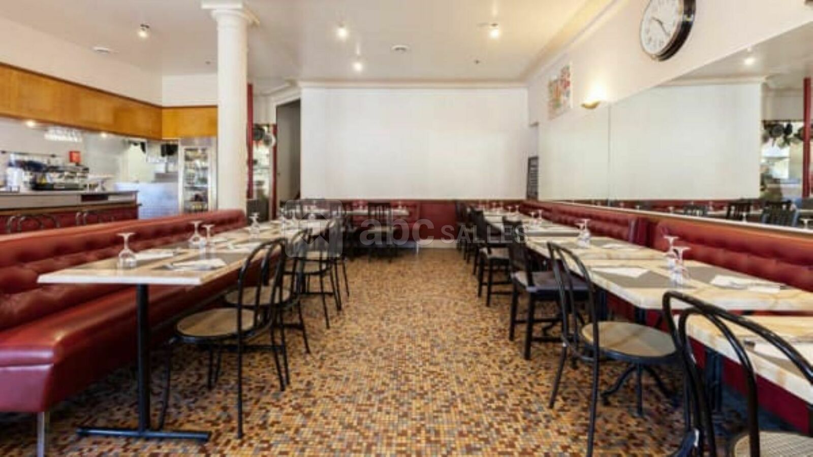 Salle de restaurant au rdc avec notre mur de projection