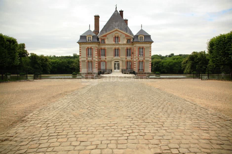 Cour carrée et pavée