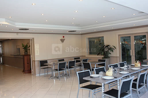 La petite salle au niveau du bar