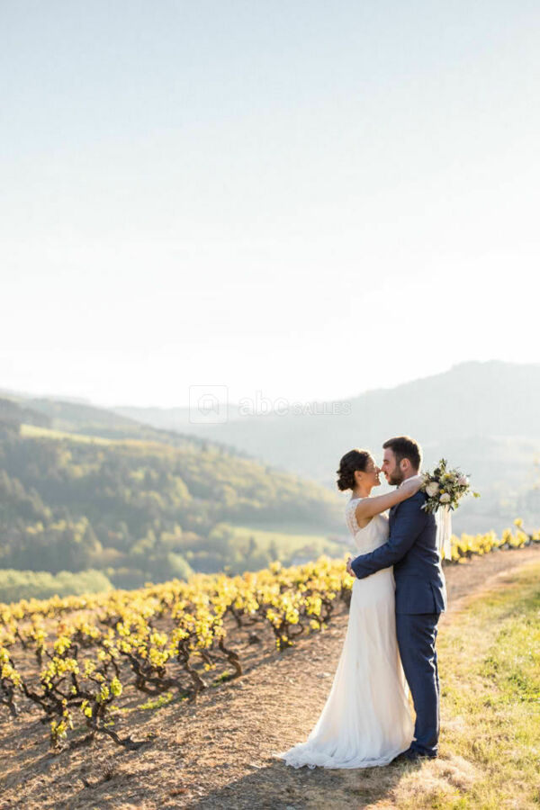 Photo de couple dans les vignes du Domaine - Photo by Lena G Photography