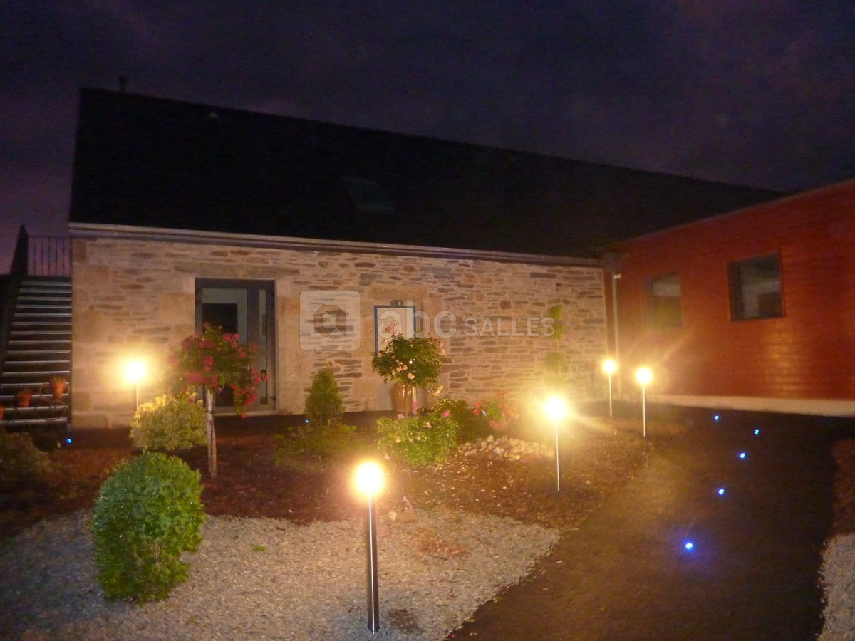 Une des entrées de la salle, de nuit