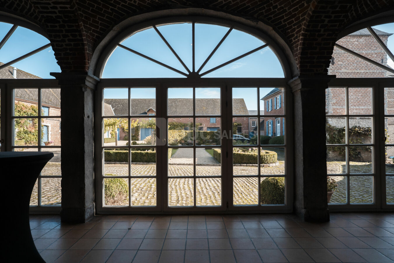 Salle des voûtes - vue vers la cour