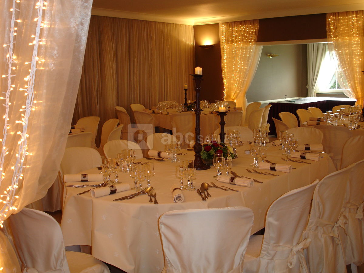 Salle dressée chaises houssées