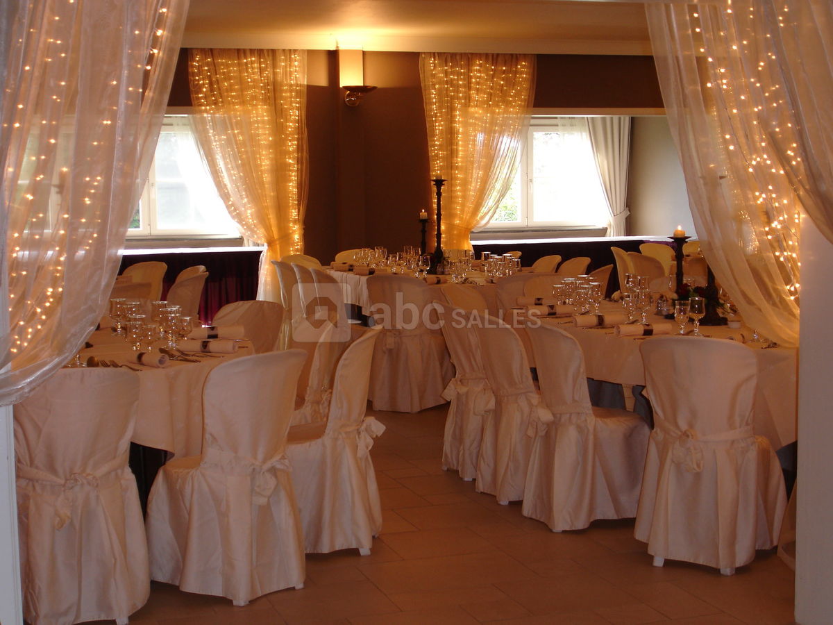 Salle dressée chaises houssées