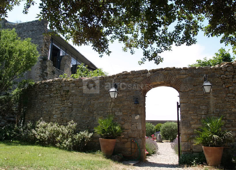 Entrée dans la cour italienne et mur d'enceinte