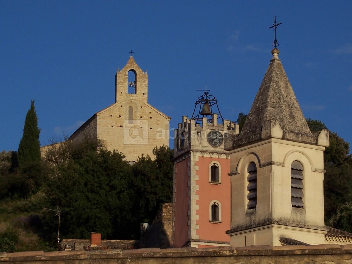 Les trois clochers du village de vénéjan