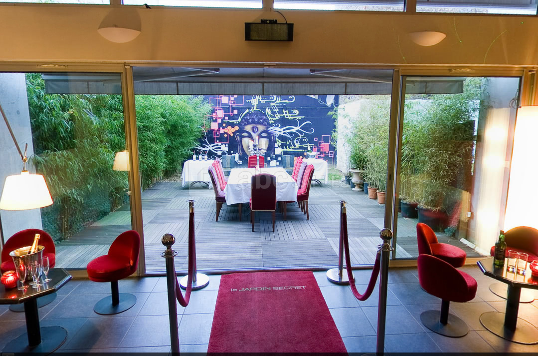 Salon avec vue sur le jardin