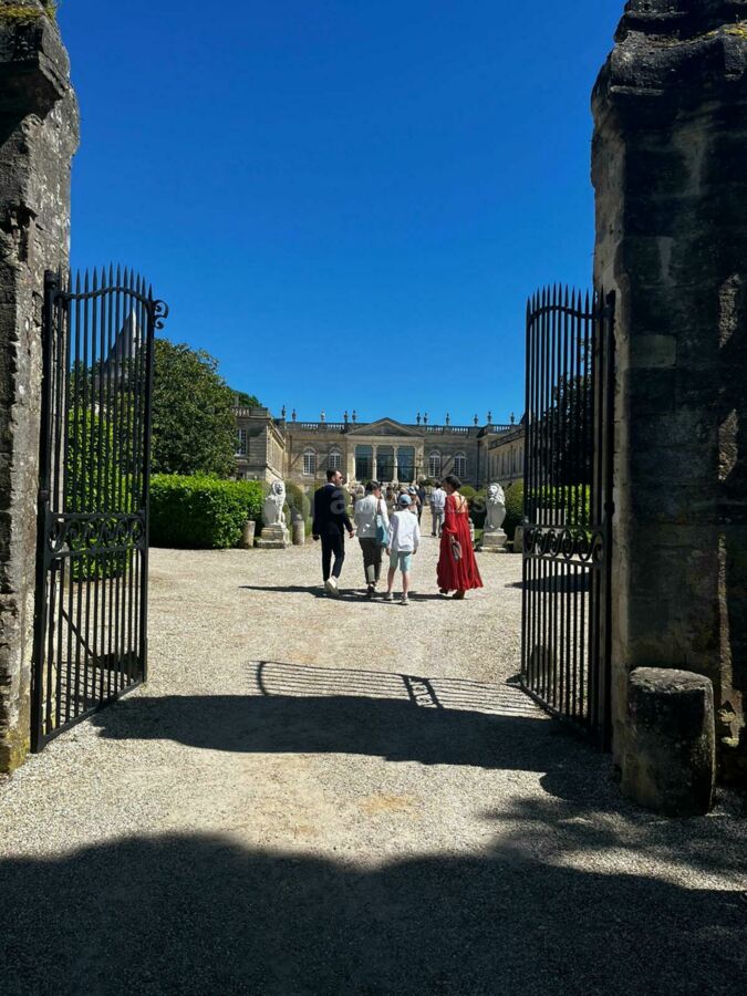 COUR D'HONNEUR POUR ACCEUIL DES CONVIVES