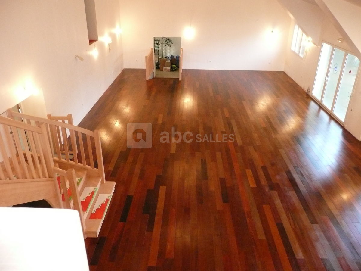 Grande salle de réception vide 110 m2