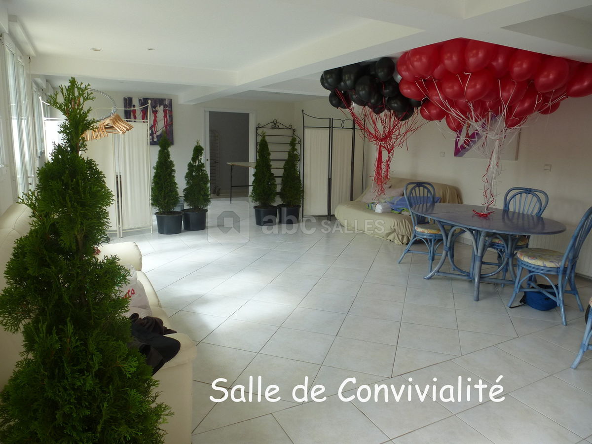 Salle de convivialité (multiservices) plein sud.
