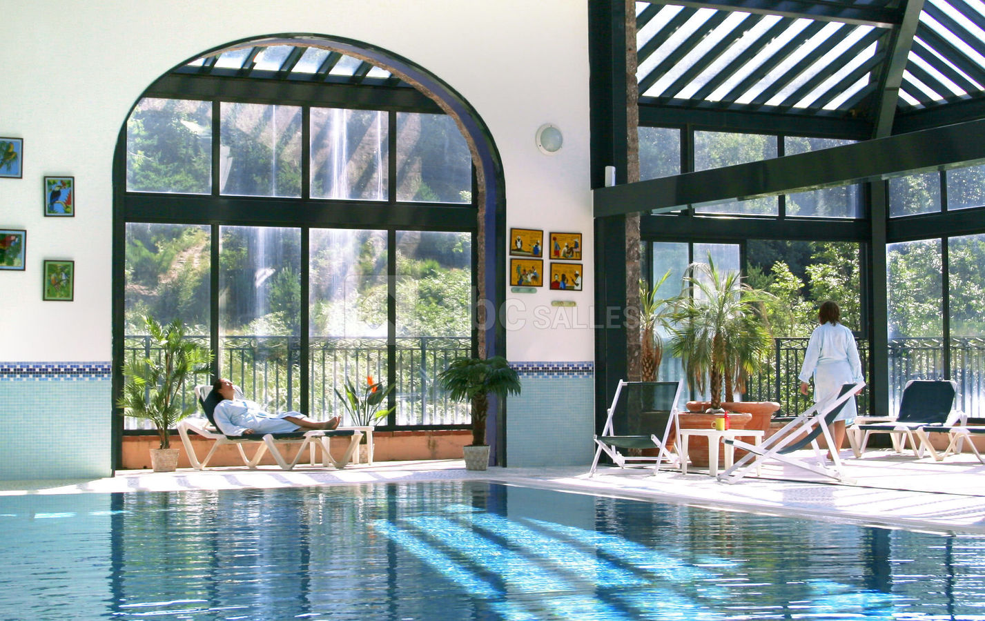Piscine couverte et chauffée dans le spa