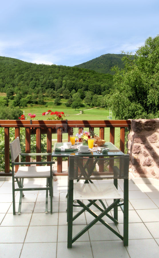 Petit-déjeuner sur la terrasse de votre chambre