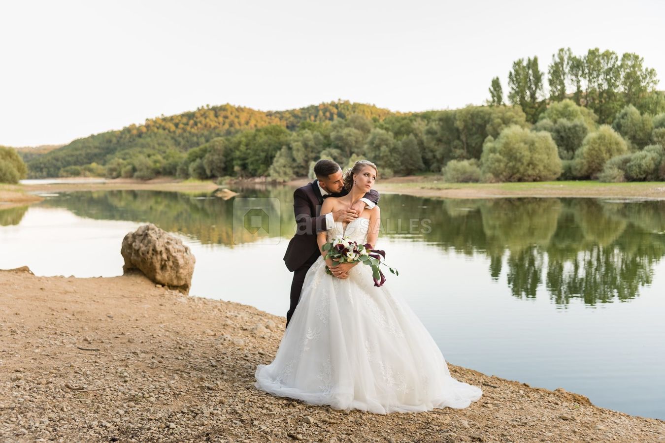 Photos de couple au bord du lac de saint cassien